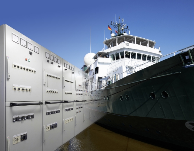 Rittal w ramach platformy systemowej „Rittal – The System.“ zaprezentował na SMM 2012 najnowsze rozwiązania dla stoczni, portów, okrętów, platform wydobywczych i dla żeglugi śródlądowej