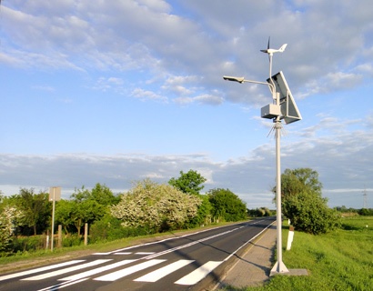 Oświetlenie przejścia dla pieszych za pomocą hybrydowego zestawu oświetleniowego