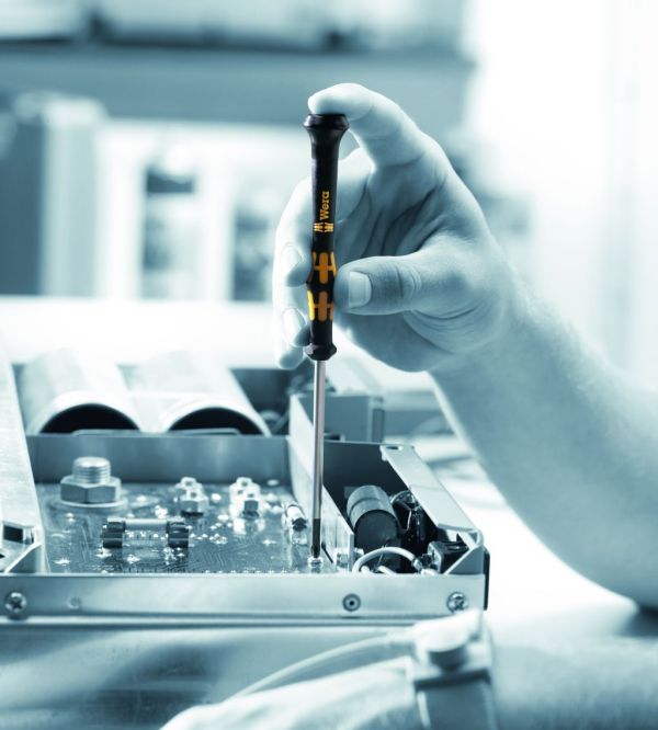 Zestaw wkrętaków dla specjalistów zajmujących się profesjonalnie pracami precyzyjnymi w elektronice, mechanice, automatyce i robotyce