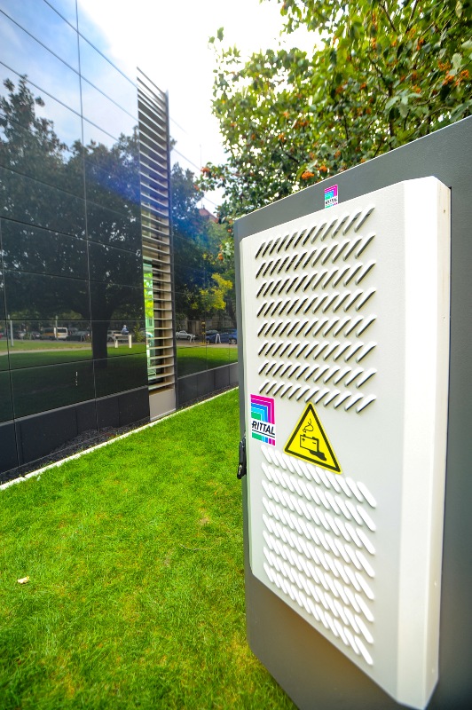Do magazynowania energii Rittal dostarczył dopasowaną kolorystycznie do budynku obudowę outdoor z serii CS Toptec