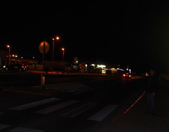 Bezpieczna laska dla niewidomych z diodami LED i czujnikiem oświetlenia