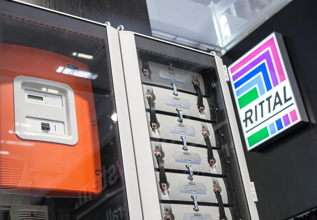 Do bezpiecznego obudowania modułów magazynowania energii, jak akumulatory litowo-jonowe Rittal przedstawia pierwsze koncepcje szaf do zasobników energii w technice 19"