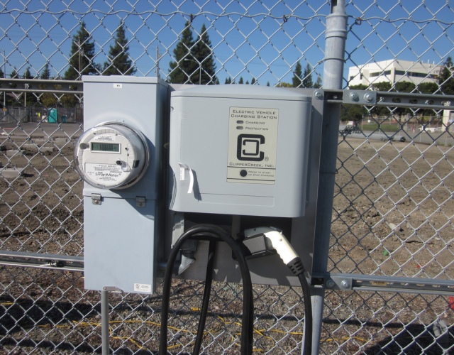 Inteligentny licznik i stacja ładowania samochodów elektrycnych