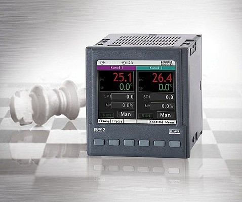 Nowy dwukanałowy regulator temperatury do zastosowań przemysłowych RE92
