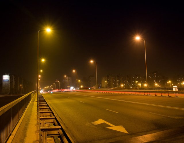 Modernizacja oświetlenia ulicznego w gminie Trzebielino objęła 351 opraw oświetleniowych, z czego 218 sztuk wymieniono na nowe oprawy LED, a pozostałe 138 sztuk wykorzystano do ponownego montażu, wymieniając źródło światła.