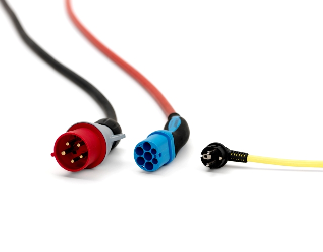 Pełne naładowanie akumulatorów trwa zaledwie 90 minut, gdy dysponujemy siecią trójfazową. Już 10 minutowe ładowanie umożliwia przejechanie samochodem 20 km. Jeśli auto podłączone jest do sieci 220 V, wówczas ładowanie trwa od 8 do 10 godzin.