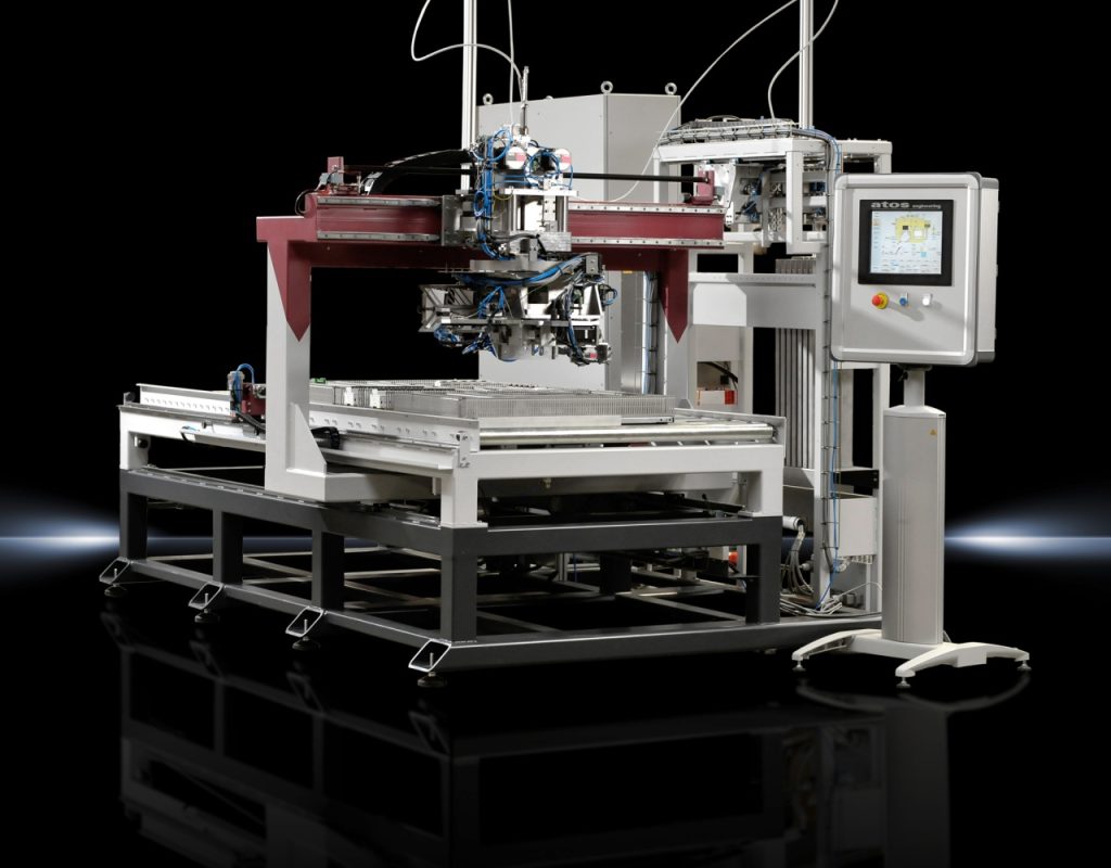 Dostarczone przez Eplan dane o okablowaniu oraz informacje z modelu 3D dotyczące podzespołów i ich położenia na płycie montażowej są przekazywane przez specjalnie opracowany interfejs maszynowy do robota Kiesling „Averex“