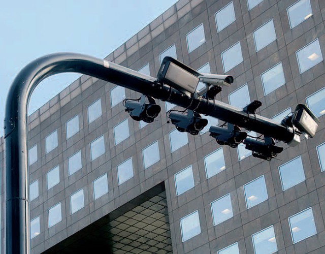 System monitorujący wjazd do strefy niskiej emisji spalin - może naliczać opłaty za wjazd zgodnie z klasą emisyjności pojazdu, zachęcając do korzystania z transportu publicznego lub pojazdów niskoemisyjnych.