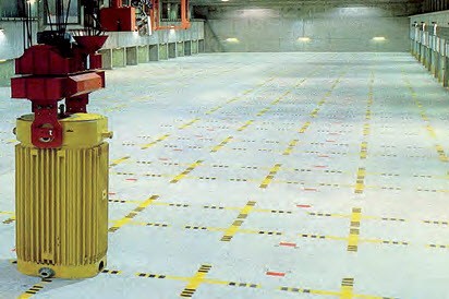 Wnętrze suchego przechowalnika wypalonego paliwa w Gorleben (Niemcy) z pojemnikiem CASTOR na przednim planie