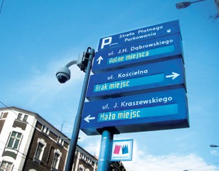 System parkingowy zainstalowany w Poznaniu na dzielnicy Jeżyce poprawia dostępność miejsc parkingowych i pozwala zredukować emisje związane z ruchem samochodów