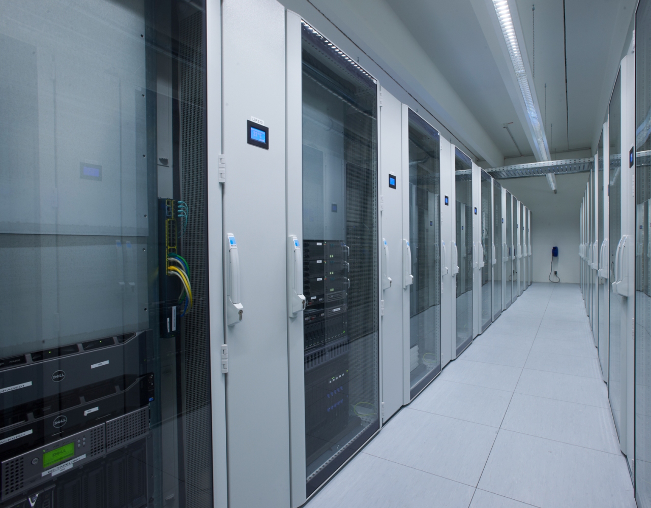 Dla ekstremalnie wysokich wymagań superkomputerów odnośnie chłodzenia Rittal udostępnia LCP o mocy do 60 kW na powierzchni zaledwie 0,36 metra kwadratowego.