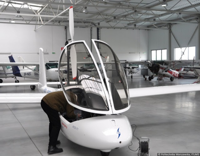 Elektryczny motoszybowiec AOS-71