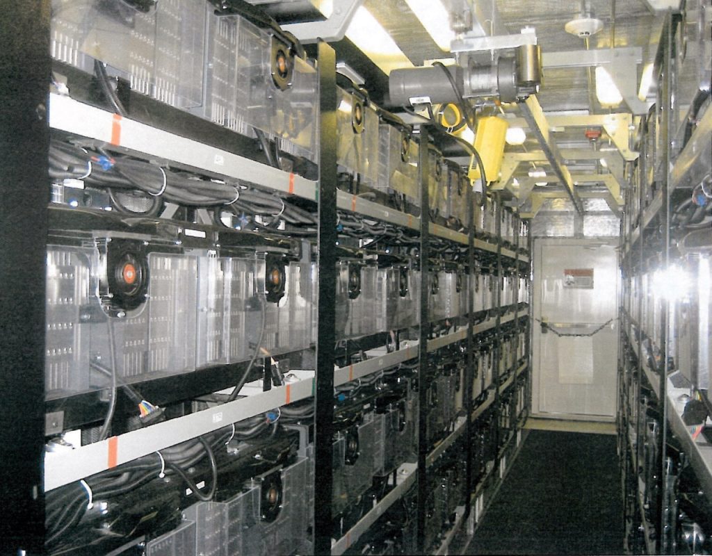 Wnętrze naczepy mieszczącej baterie litowo-tytanowe magazynujące do 1 megawata w celu stabilizacji mocy sieci