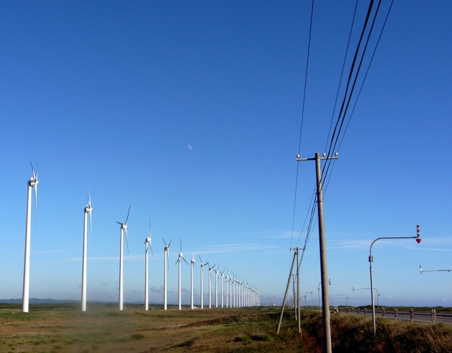 Elektrownia wiatrowa wzdłuż drogi