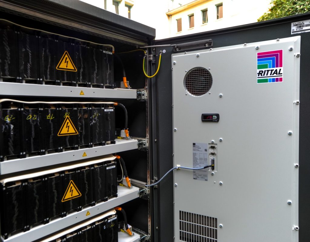 Do magazynowania energii Rittal dostarczył dopasowaną kolorystycznie do budynku obudowę outdoor z serii CS Toptec