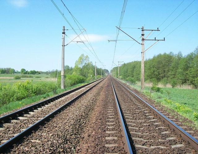 Przewody sieci trakcyjnej przy torach PKP