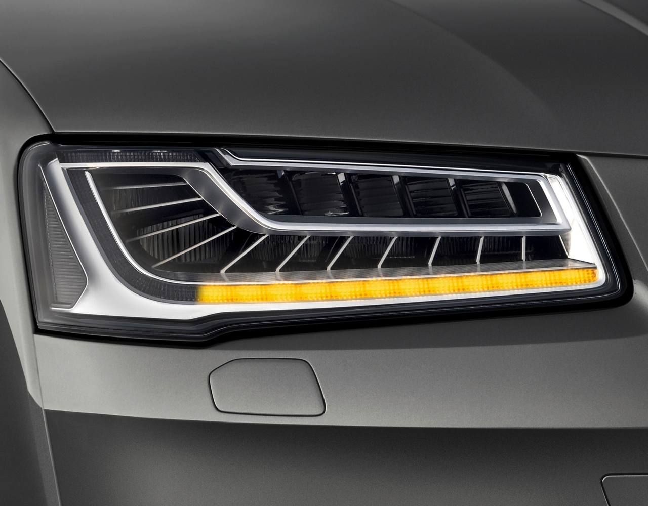 W nowych reflektorach Audi Matrix LED diody kierunkowskazów zapalają się sekwencyjnie zgodnie z kierunkiem skręcania