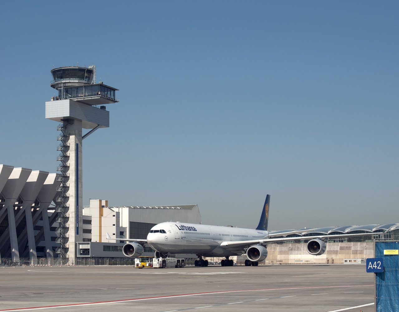 Pracownicy niemieckiej agencji bezpieczeństwa lotów DFS codziennie koordynują do 10 000 ruchów samolotów w niemieckiej przestrzeni powietrznej