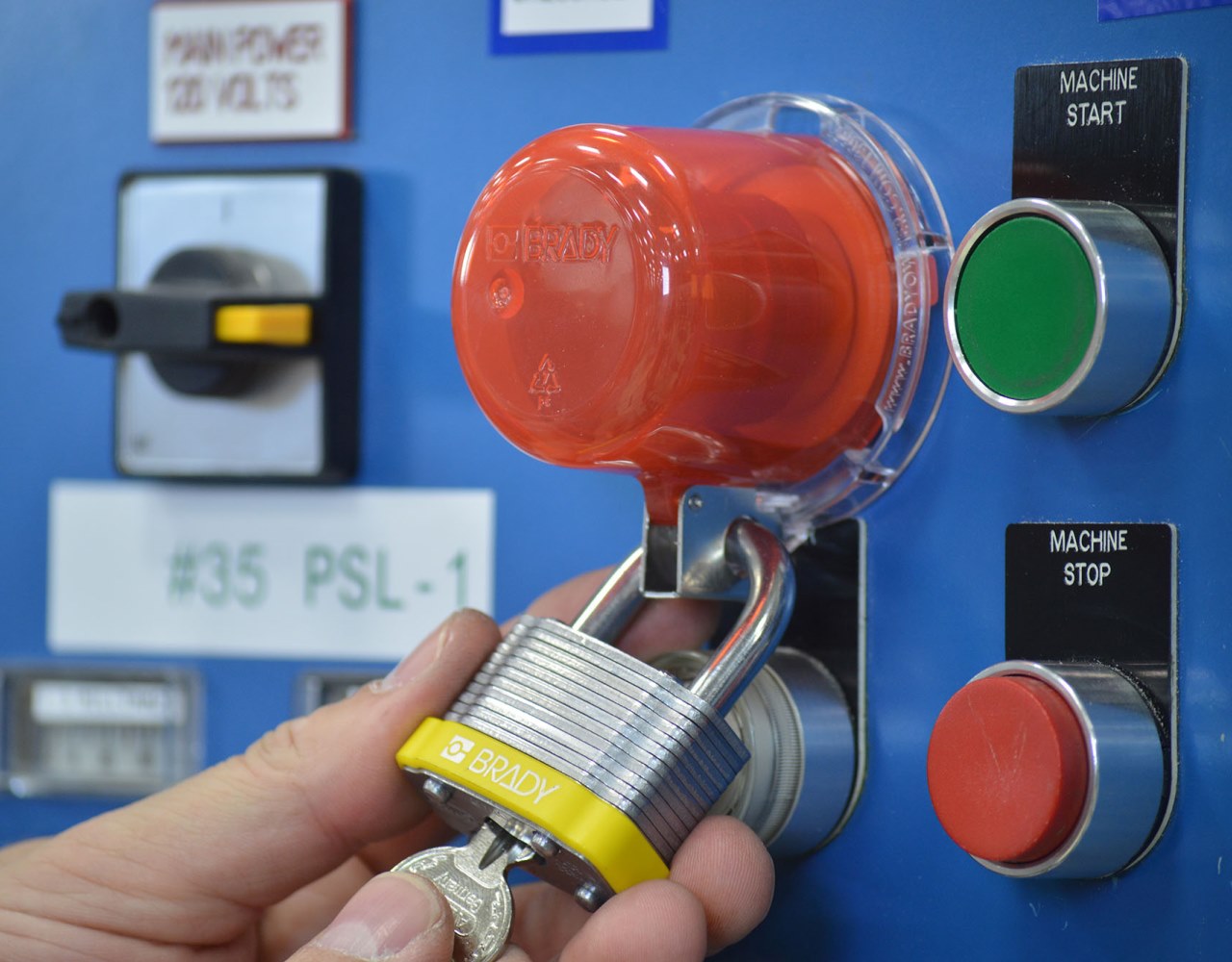 Zabezpieczenie wyłącznika awaryjnego firmy Brady