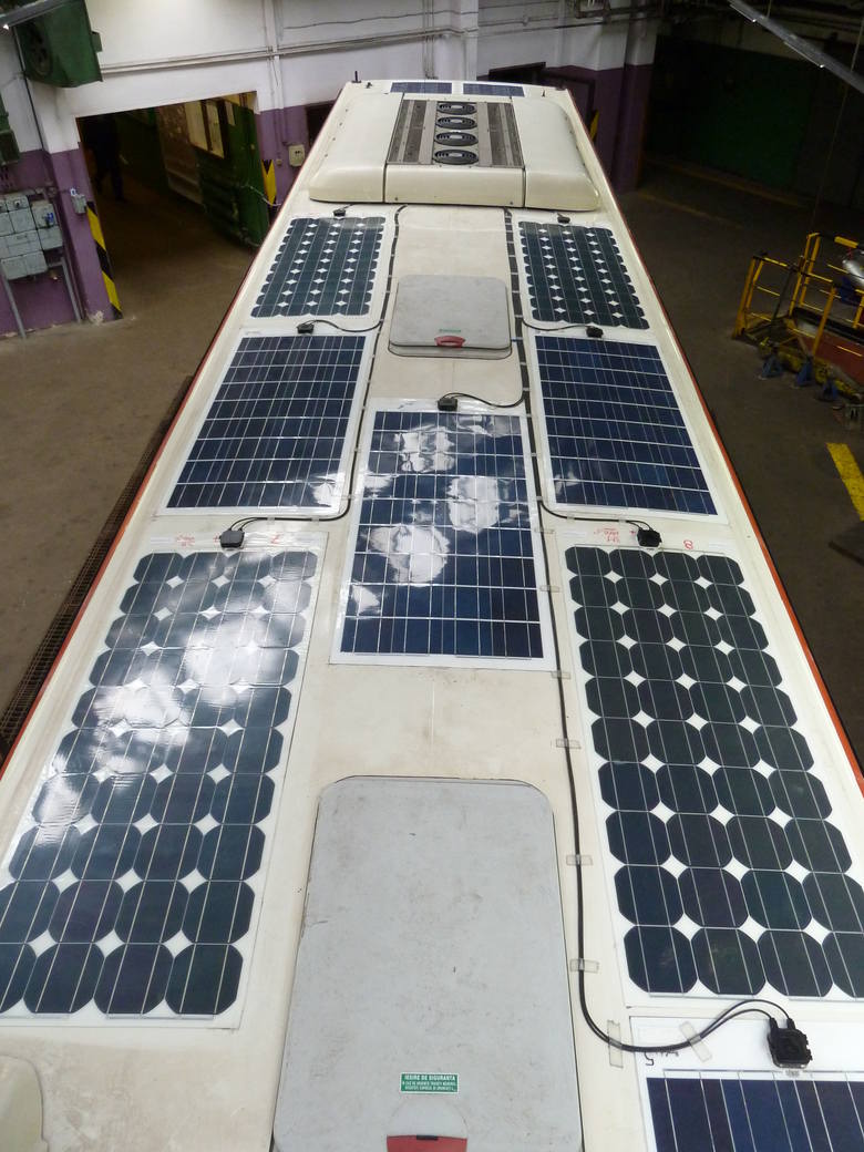 Instalacja fotowoltaiczna na dachu autobusu