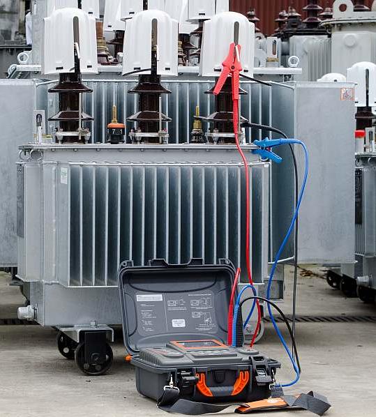 Pomiary izolacji transformatora miernikiem MIC-10k1 produkcji Sonel S.A.