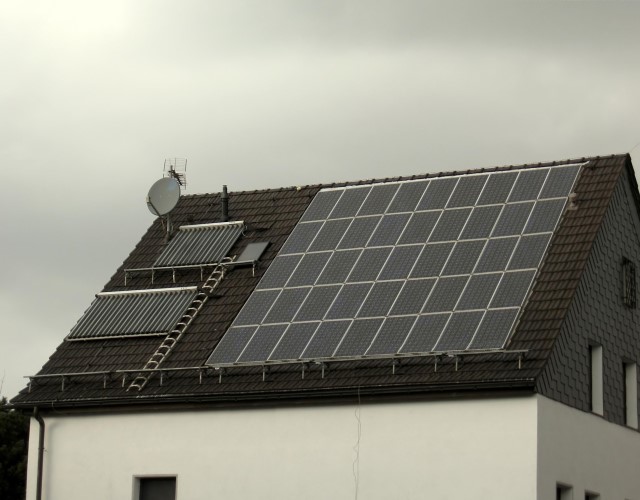 Solary na dachu domu jednorodzinnego