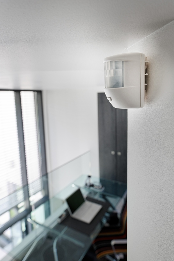 Przed czym mogą ostrzegać czujniki systemu alarmowego?