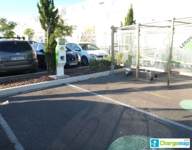 Leroy Merlin będzie udostępniał ładowanie akumulatorów przy każdym swoim nowym markecie w Polsce