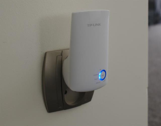 Internet przez gniazdka elektryczne i routery ładujące telefon