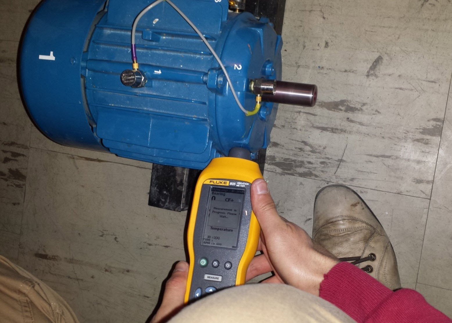 Pomiar wibrometrem dokonywany jest poprzez przyłożenie czujnika wibrometru do obudowy łożyska maszyny