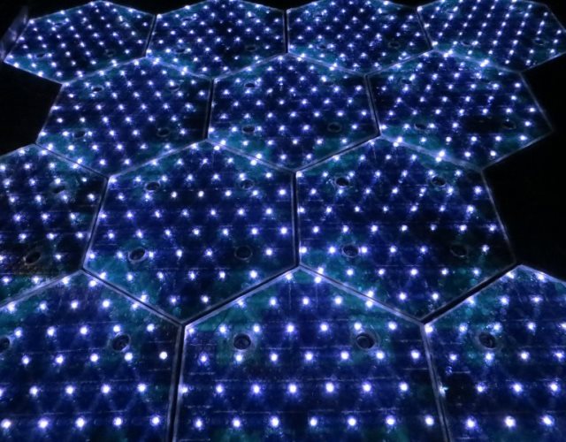 Działająca od 2006 r. firma Solar Roadways zaprojektowała i opracowała sześciokątne szklane panele słoneczne ze zintegrowanymi diodami LED , które mogą być zainstalowane na różnych powierzchniach, np. dróg, chodników czy placów zabaw.