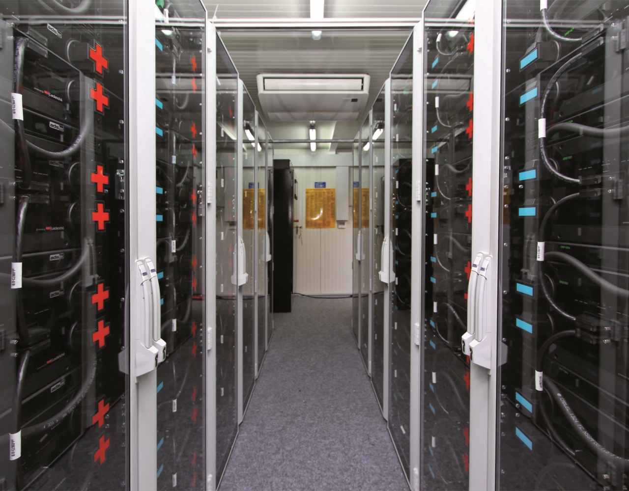 Do bezpiecznych i różnorodnych zastosowań modułów magazynowania energii jak akumulatory litowo-jonowe Rittal oferuje standardową technikę obudów i szaf sterowniczych, np. tutaj, w ads-tec.