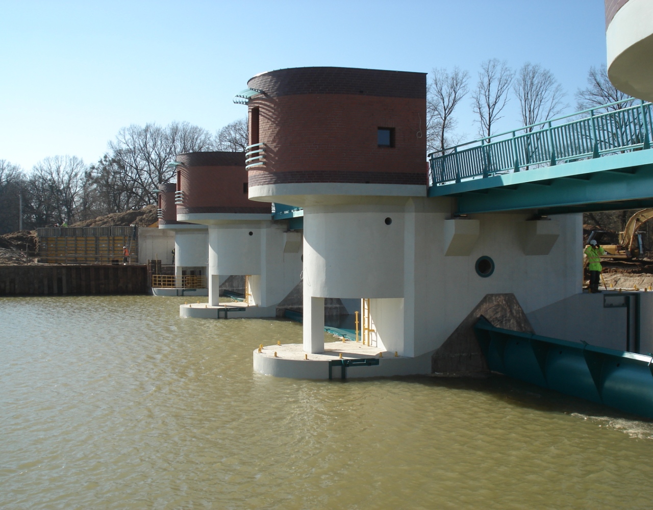 Widok jazu w Lewinie Brzeskim