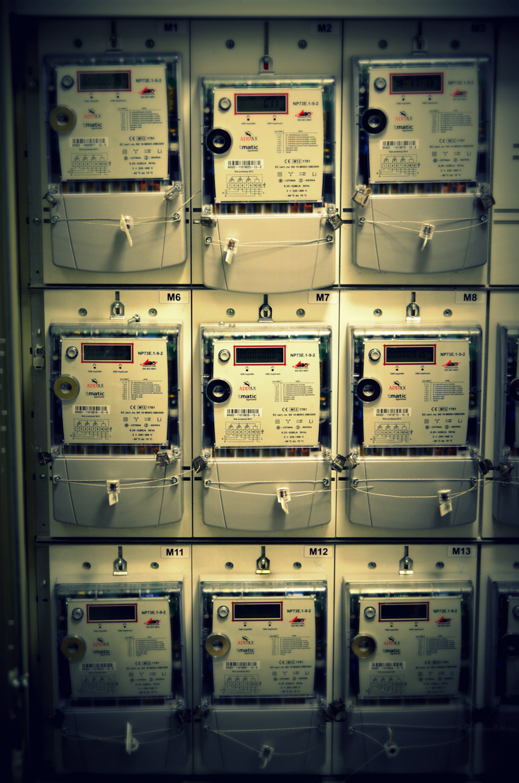 Elektromonter układów pomiarowych podczas ustawiania parametrów transmisji