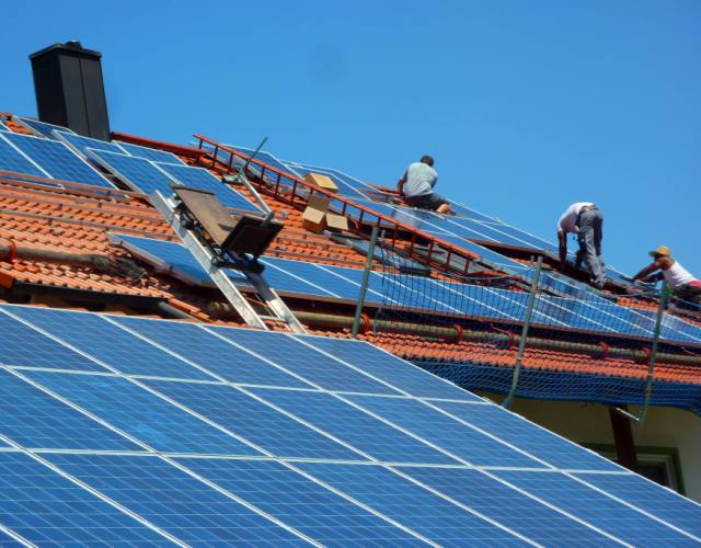 W obliczu rosnących cen prądu warto postawić na własną produkcję energii elektrycznej