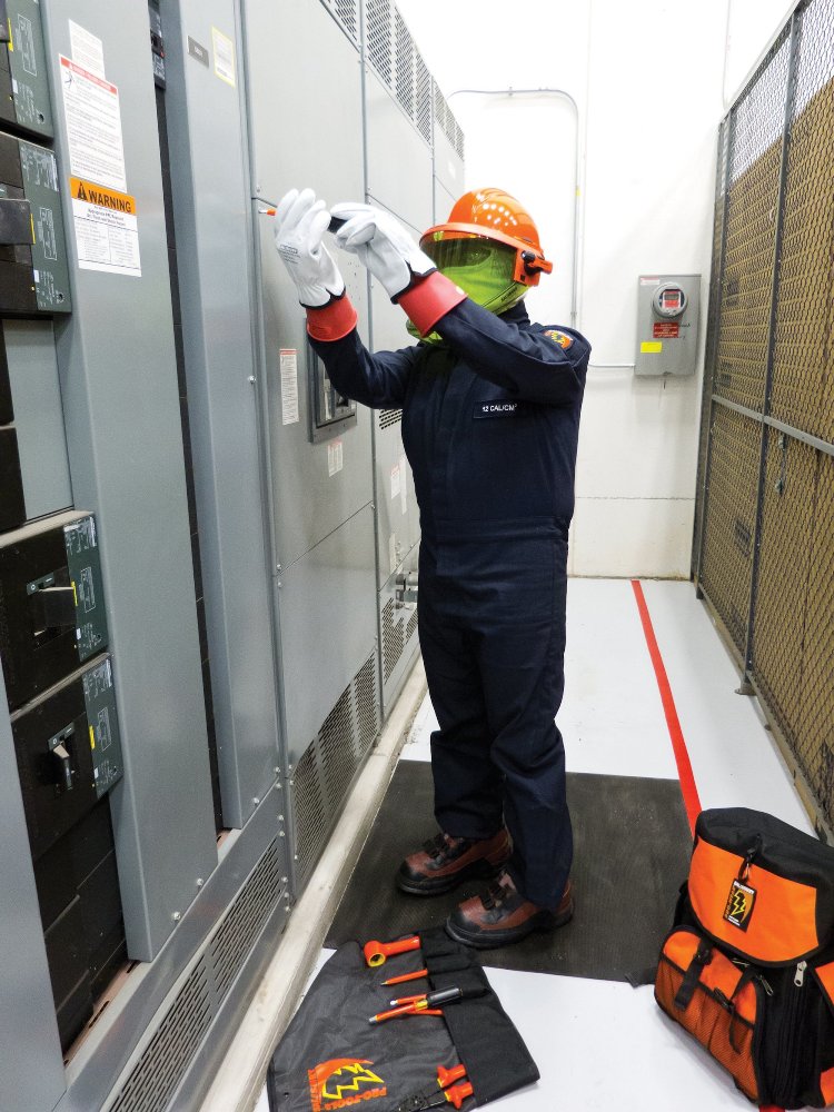 Sposoby zabezpieczania pracowników przed zagrożeniami wynikającymi z wyładowania łuku elektrycznego