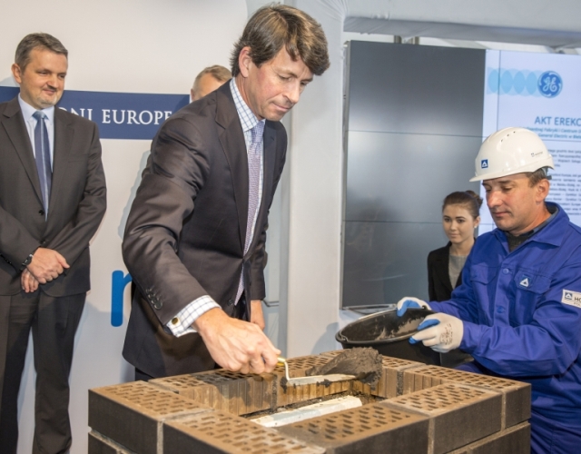 GE Industrial Solutions wmurowało dzisiaj w Bielsku Białej kamień węgielny pod budowę nowej, inteligentnej fabryki o powierzchni 45.000 m kw. W zakładzie będzie się odbywać zaawansowana technologicznie produkcja oraz mieścić Centrum Współpracy z Klientem.