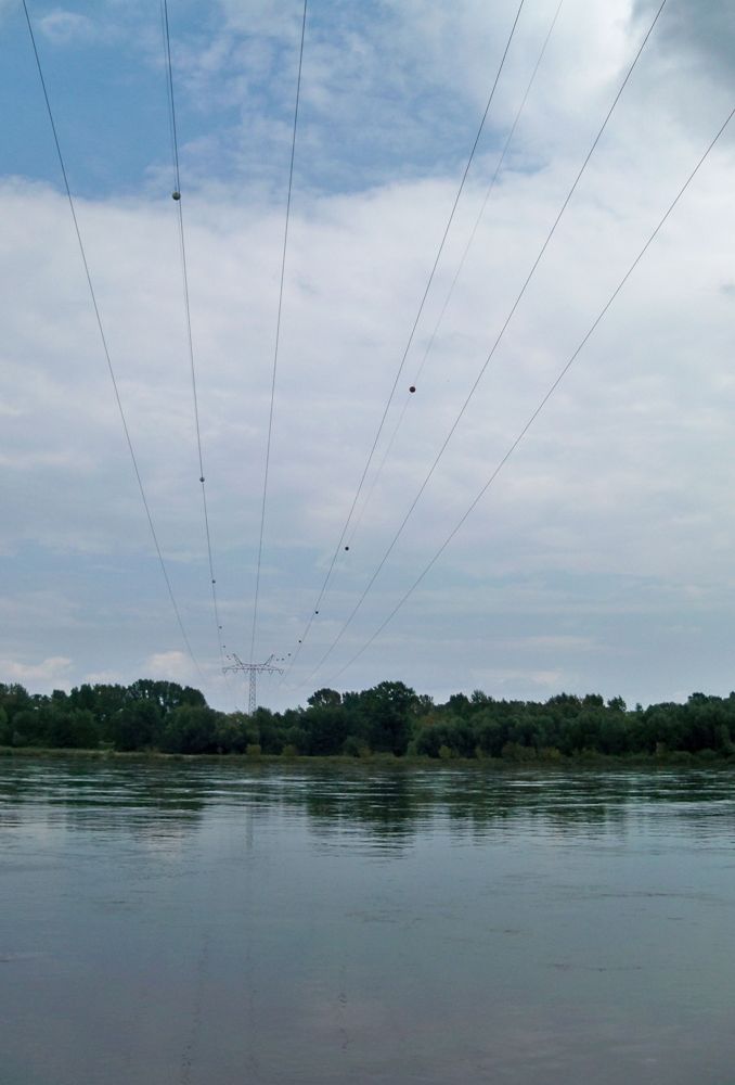 Linia elektroenergetyczna napowietrzna wysokiego napięcia (110 kV) nad Wisłą w Warszawie w pobliżu elektrociepłowni Siekierki