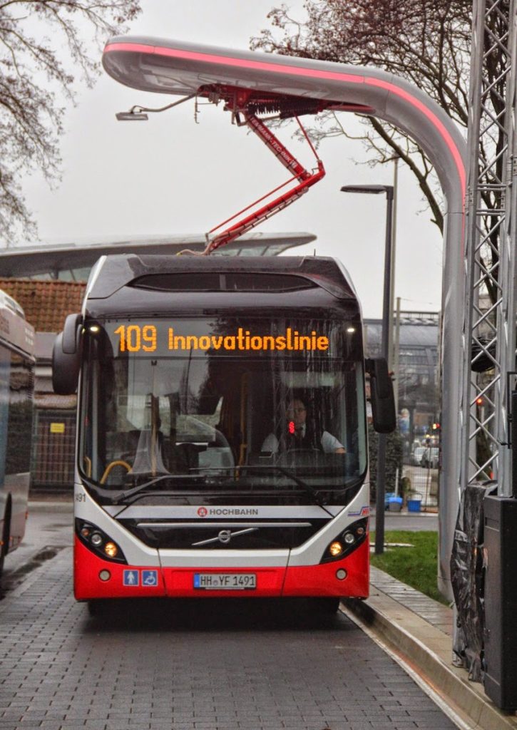 Volvo Buses i Siemens dostarczyły już miastu Hamburg kompleksowe, miejskie rozwiązanie mobilne obejmujące trzy autobusy hybrydowe Volvo z napędem elektrycznym oraz cztery stacje ładowania