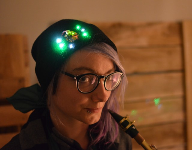 Adafruit GEMMA to malutki, możliwy do zaszycia w czapce i zgodny z platformą Arduino mikrokontroler, będący w stanie rozświetlić konstelację diod LED, korzystając z prostych czujników i podstawowych operacji