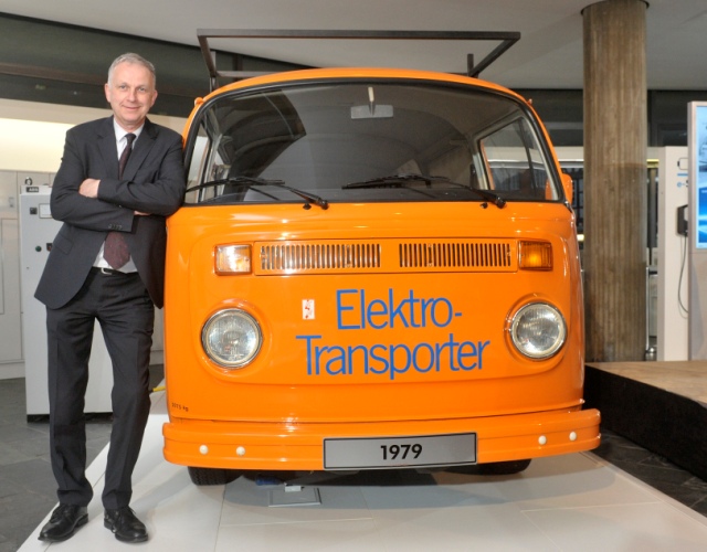 Marka Volkswagen Samochody Użytkowe pokazuje historycznego elektrycznego Ogórka, czyli Transportera Bulli T2