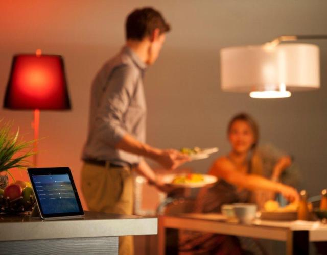 Nowa innowacyjna aplikacja od Convo wykorzystująca technologię zintegrowanego oświetlenia Philips Hue odmienia życie osób niesłyszących