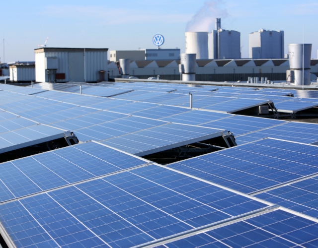 Instalacja fotowoltaiczna na dachu fabryki Volkswagena