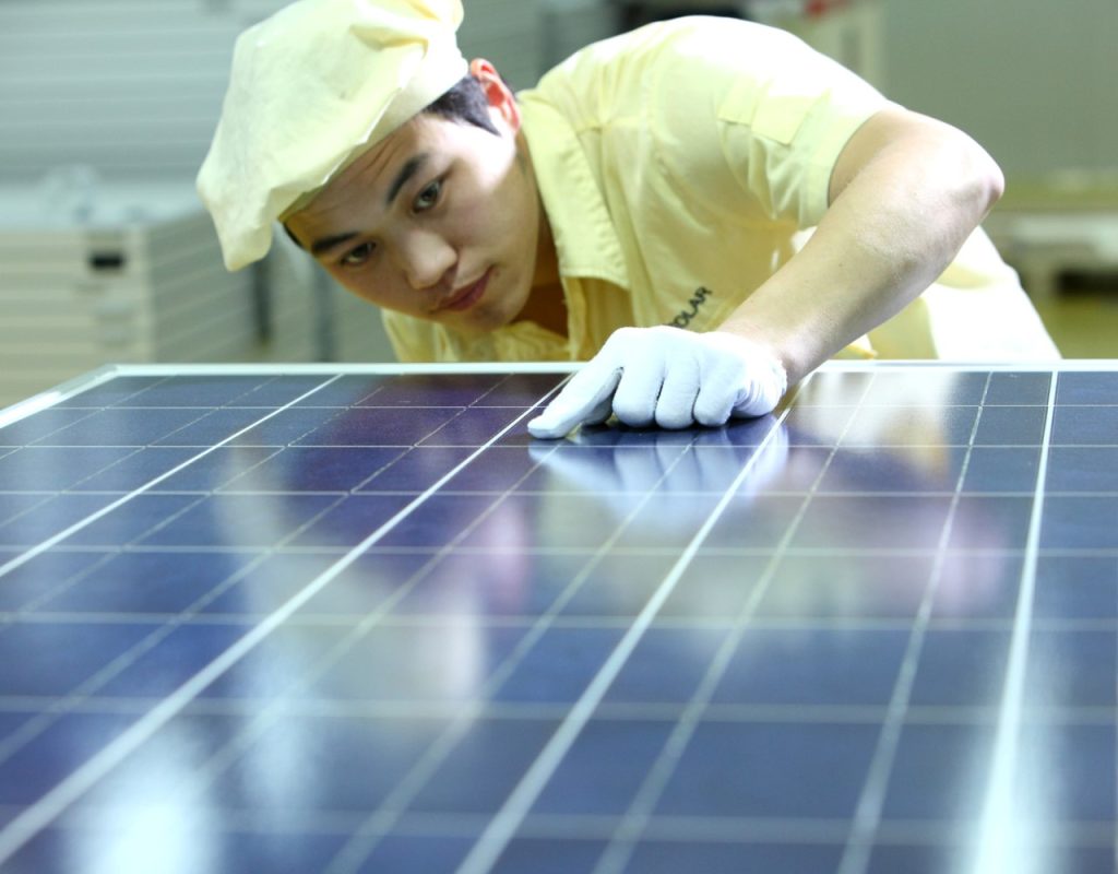 Produkcja modułów słonecznych JA Solar