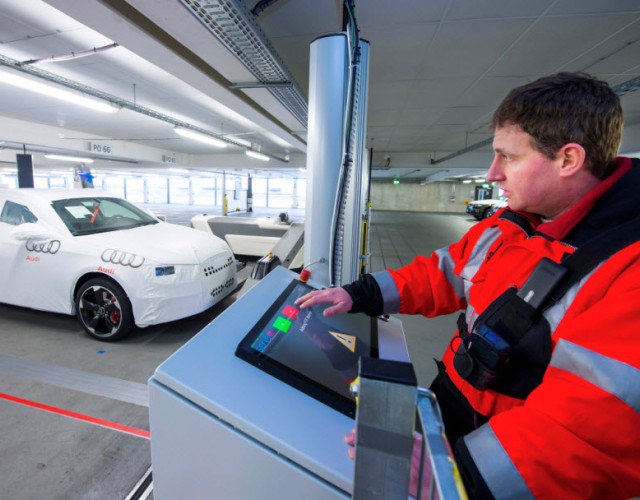 W fabryce Audi roboty transportują samochody