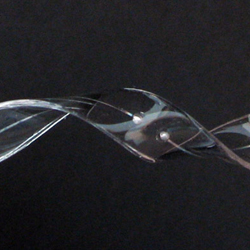 Antena składa się z płynnego metalu wstrzykiwanego elastomerowymi mikrokanałami. Anteny mogą być zniekształcane - skręcane i wyginane, ponieważ właściwości mechaniczne dyktowane są przez