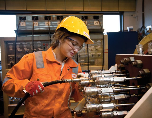 Inżynier FMC Technologies przy pracy.