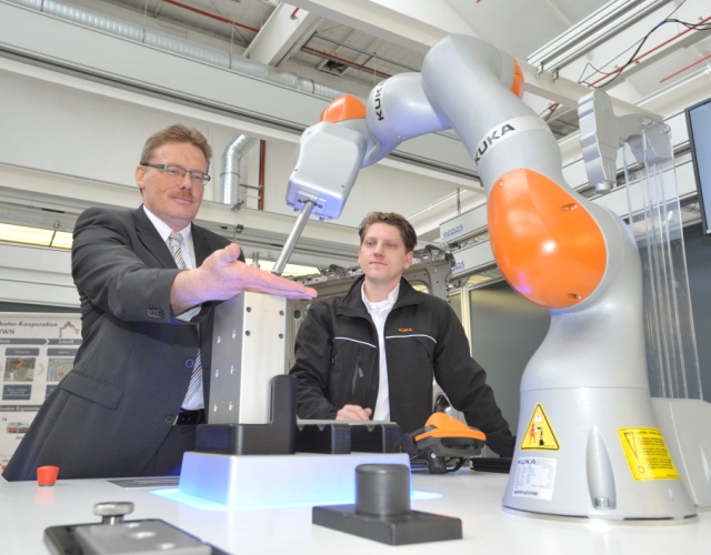 Człowiek i maszyna będą w przyszłości pracować „ręka w rękę”