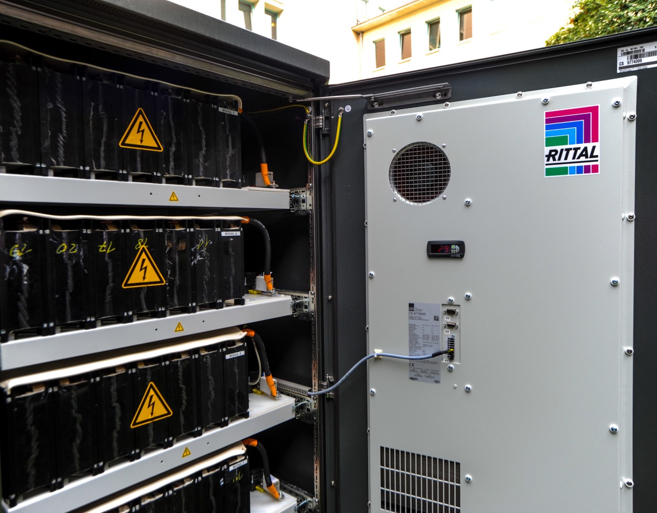 Niewykorzystana energia może być zmagazynowana w wysokowydajnych akumulatorach litowo-jonowych