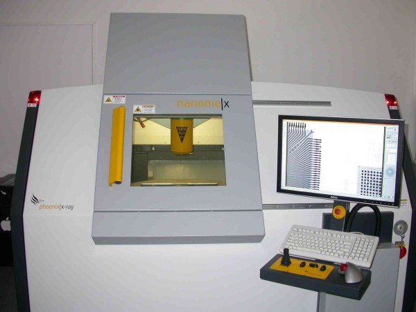 Urządzenie do kontroli rentgenowskiej płytek drukowanych Nanome/X 180 NF, w trakcie badania płytki.